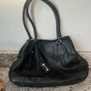 Black leather Fossil handbag purse with zipper and 2 magnetic compartments.